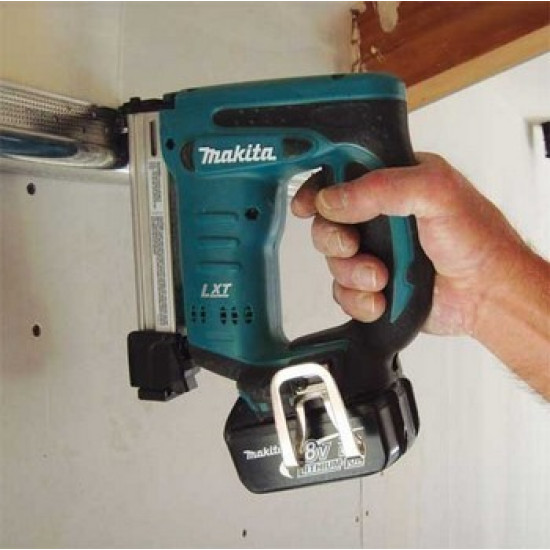 Аккумуляторный степлер Makita DST221Z
