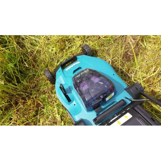 Аккумуляторная газонокосилка Makita DLM380Z
