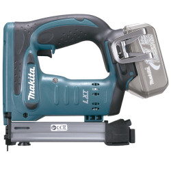 Аккумуляторный степлер Makita DST221Z